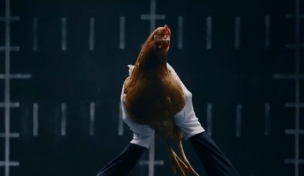 Реклама мерседес с курицей. Реклама курицы. Реклама курочки.