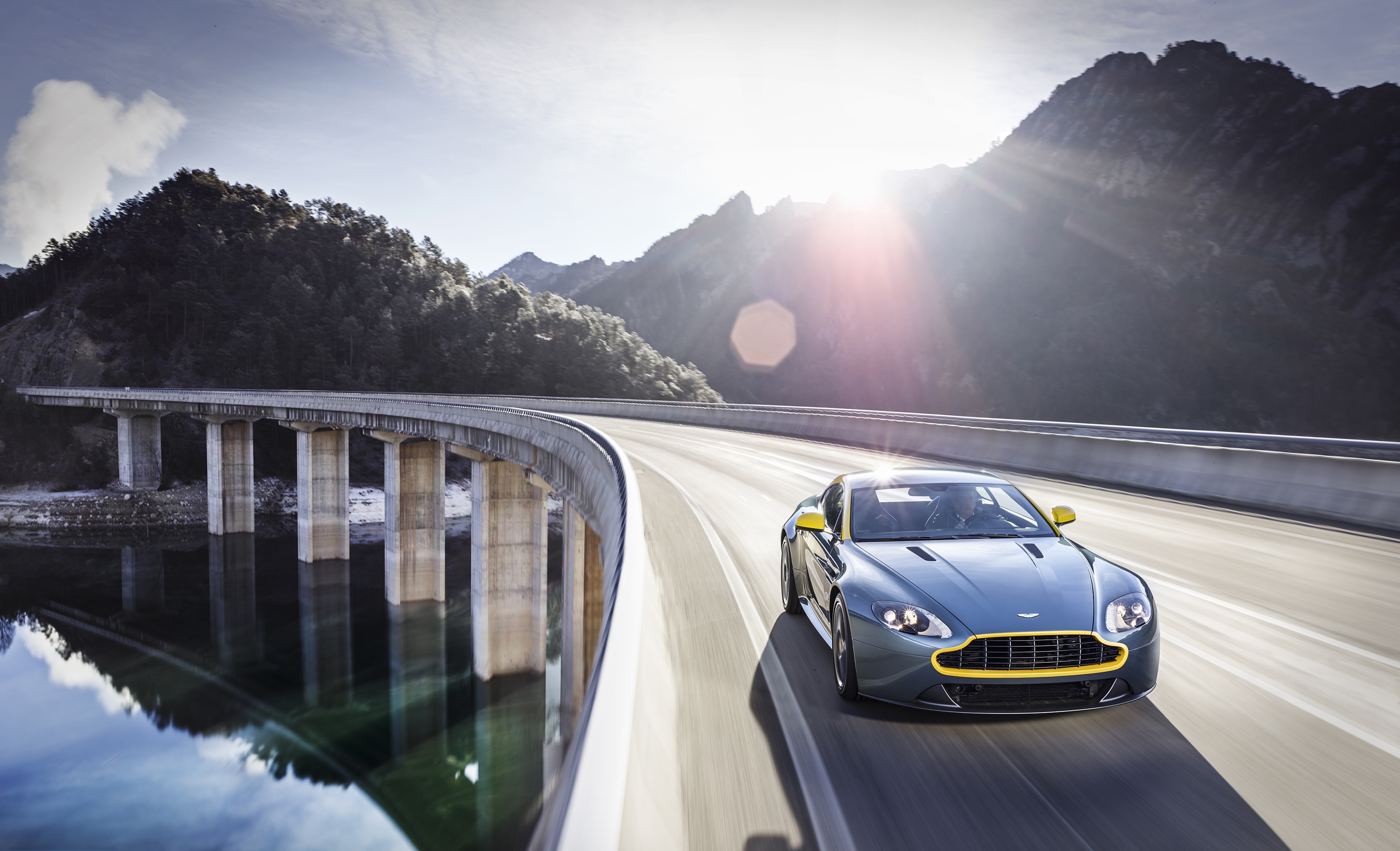 Машина красиво едет. Aston Martin v8 Vantage v600. Aston Martin Vantage 2015. Aston Martin Vantage gt4.