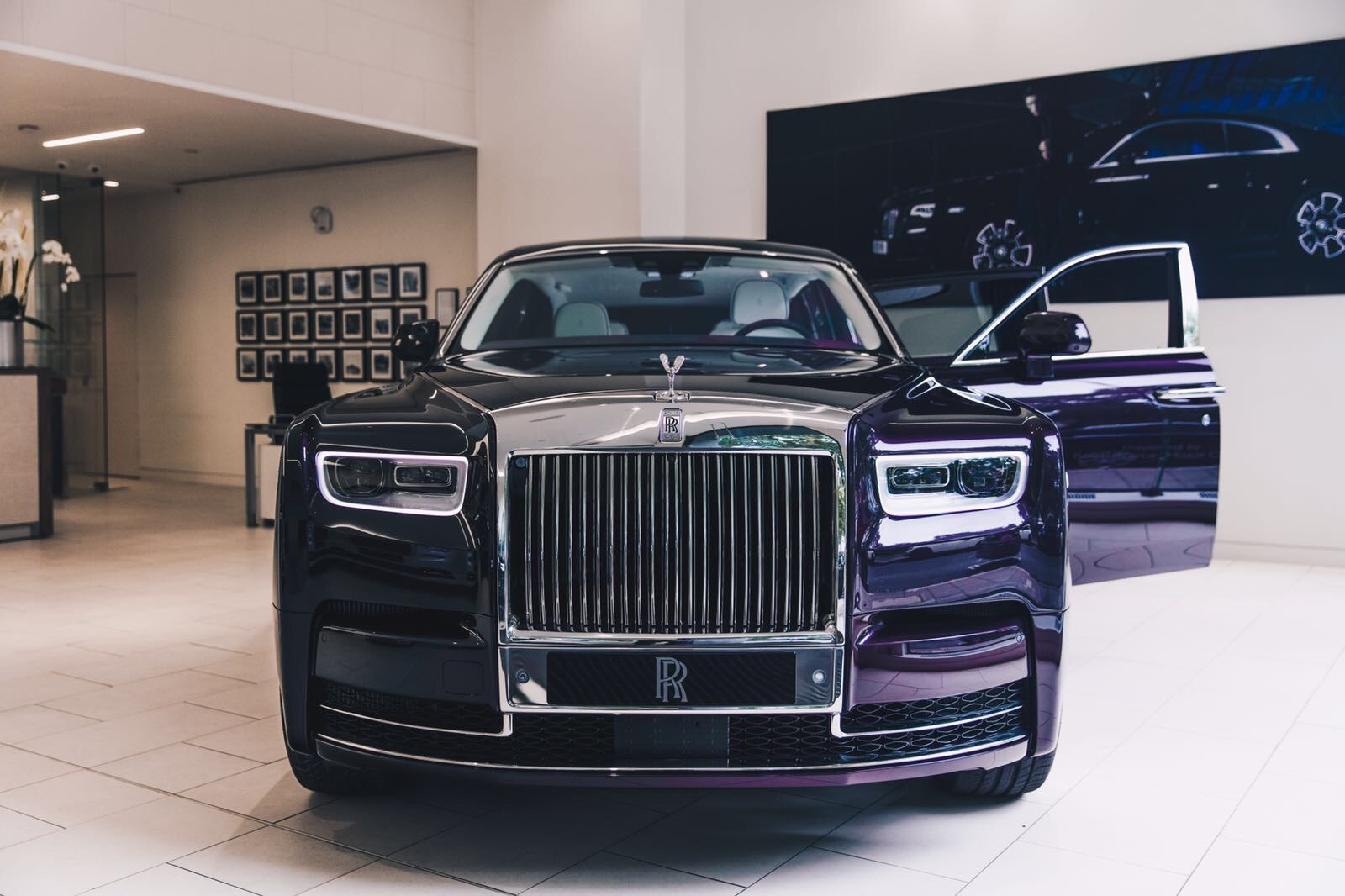 Сколько рублей стоит новый. Rolls Royce Phantom 2018. Новый Rolls Royce Phantom. Новый Rolls Royce Phantom 2018. Роллс Ройс Фантом кортеж.