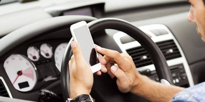المرور يوضح الحالات التي يسمح بها بإستخدام الهاتف الجوال أثناء القيادة