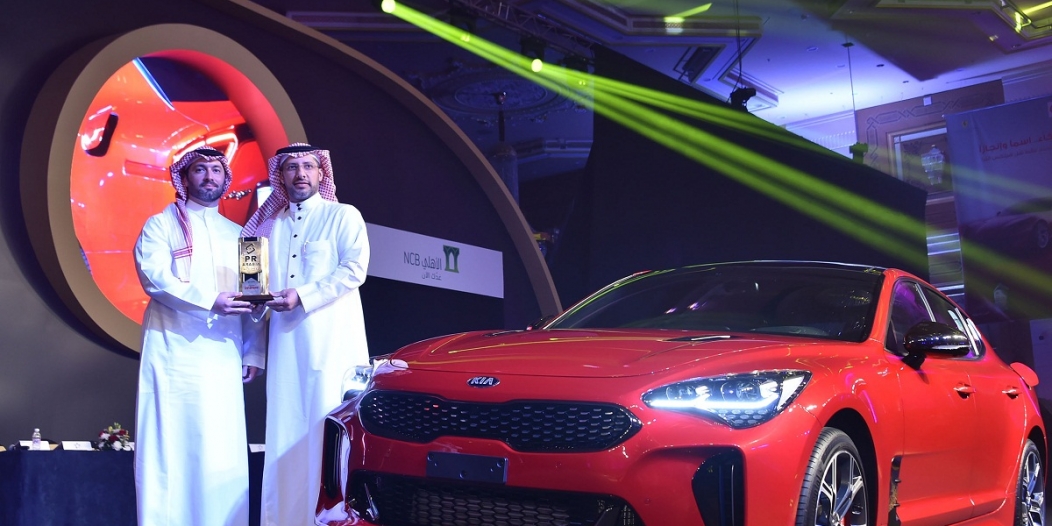 الشيخ عبدالسلام الجبر يستلم جائزة افضل سيارة مبتكرة