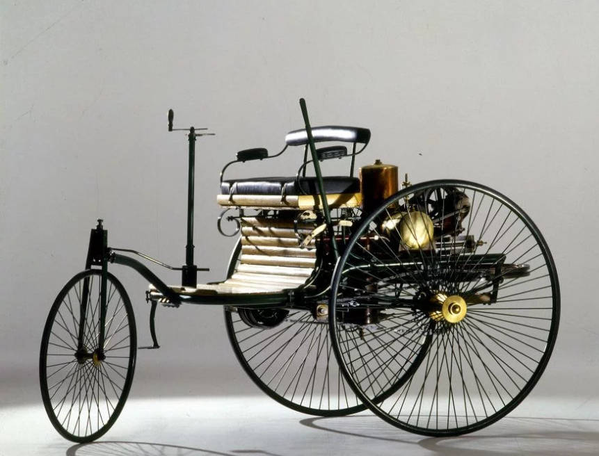 Двухместный экипаж. Who invented the first cars.