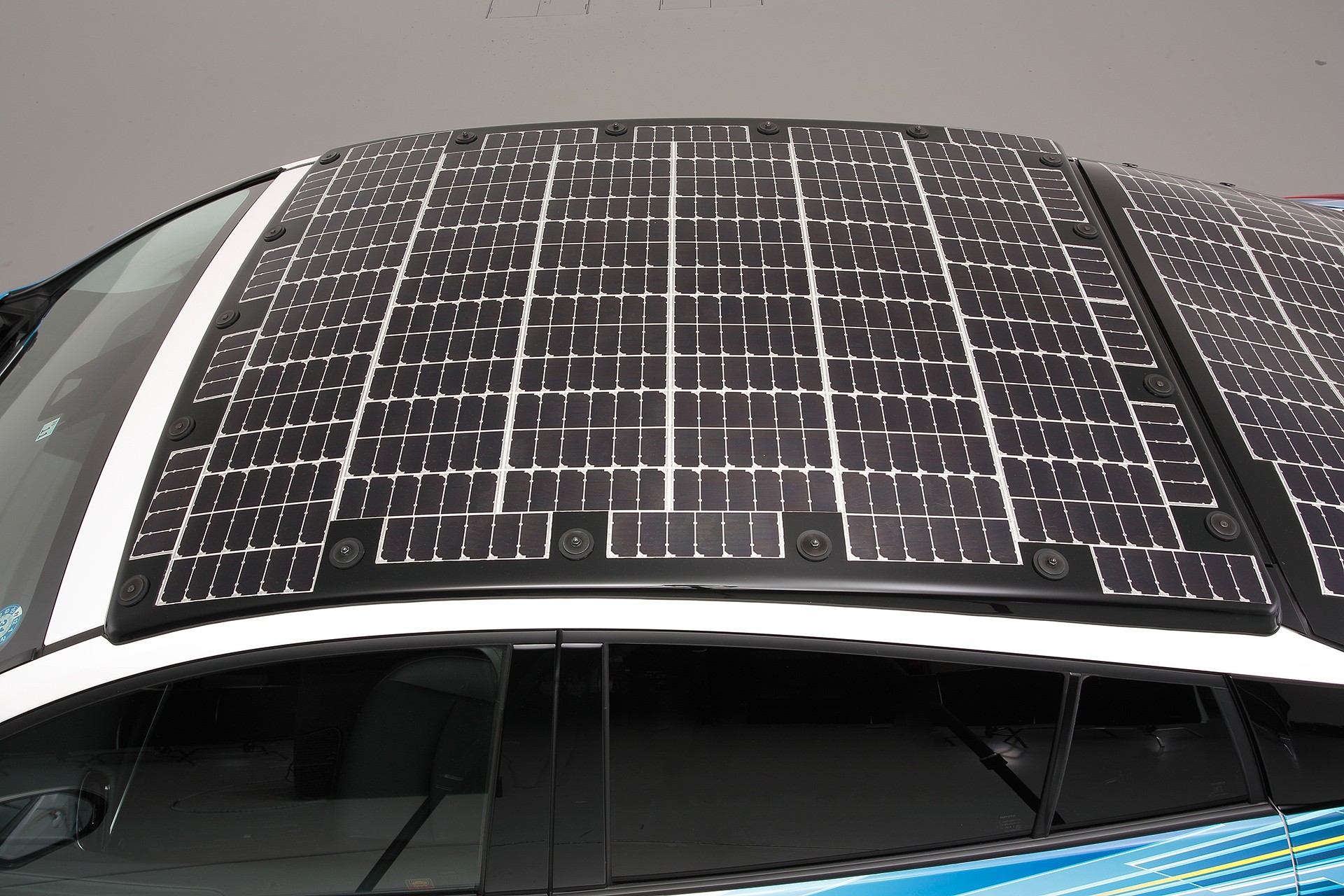 Солнечная батарея автомобильный аккумулятор. Toyota Prius PHV Солнечная батарея. Тойота Приус на солнечных батареях. Тойота Приус PHV С солнечной батареей. Тойота Приус с солнечной батареей на крыше.