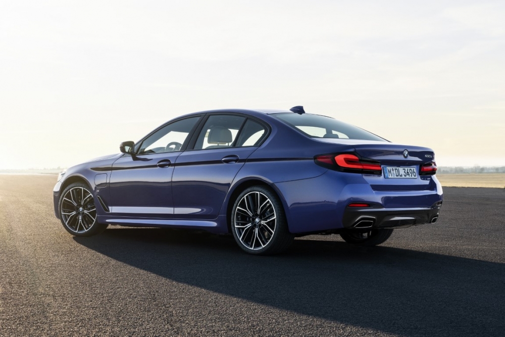 https://saudishift.com/wp-content/uploads/2020/05/2021-BMW-5-Series-Sedan-Touring-13_1-1000x667.jpg