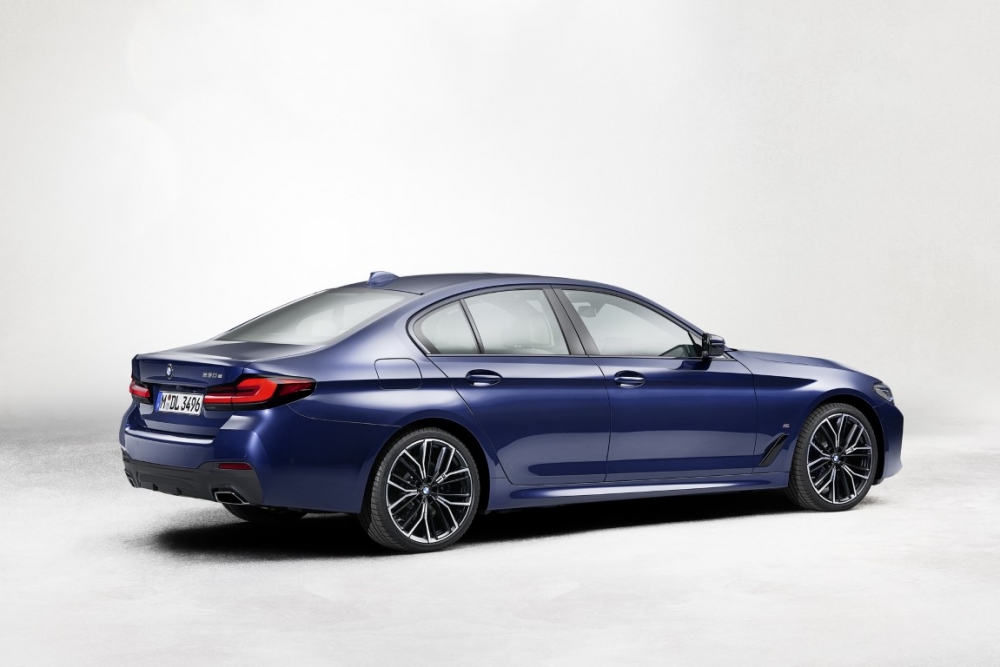 https://saudishift.com/wp-content/uploads/2020/05/2021-BMW-5-Series-Sedan-Touring-30-1000x667.jpg