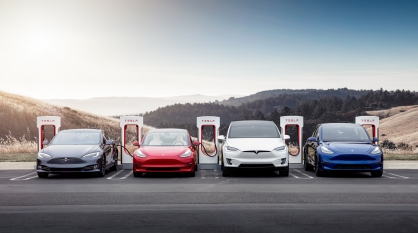 اتخذت Tesla القرار المثير للجدل بمنع النماذج التي تم إنقاذها من استخدام شبكة الشحن الخاصة بها في أوائل عام 2020. وادعت أنها فعلت ذلك لأغراض السلامة وأضافت أنه إذا تم العثور على أي مركبة تم إنقاذها تم تعديلها لتمكين الشحن الفائق أو الشحن السريع من خلال أطراف ثالثة ، يمكن أن تتخذ إجراءات قانونية وتطلب التعويض.