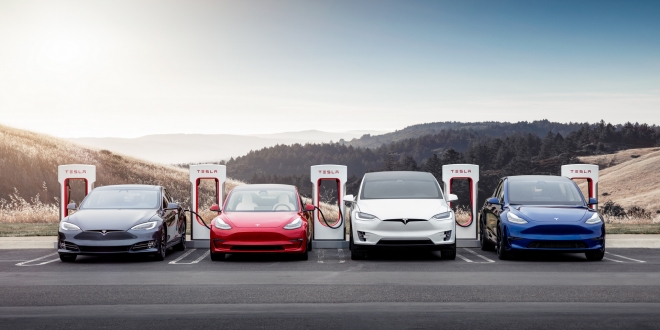 اتخذت Tesla القرار المثير للجدل بمنع النماذج التي تم إنقاذها من استخدام شبكة الشحن الخاصة بها في أوائل عام 2020. وادعت أنها فعلت ذلك لأغراض السلامة وأضافت أنه إذا تم العثور على أي مركبة تم إنقاذها تم تعديلها لتمكين الشحن الفائق أو الشحن السريع من خلال أطراف ثالثة ، يمكن أن تتخذ إجراءات قانونية وتطلب التعويض.